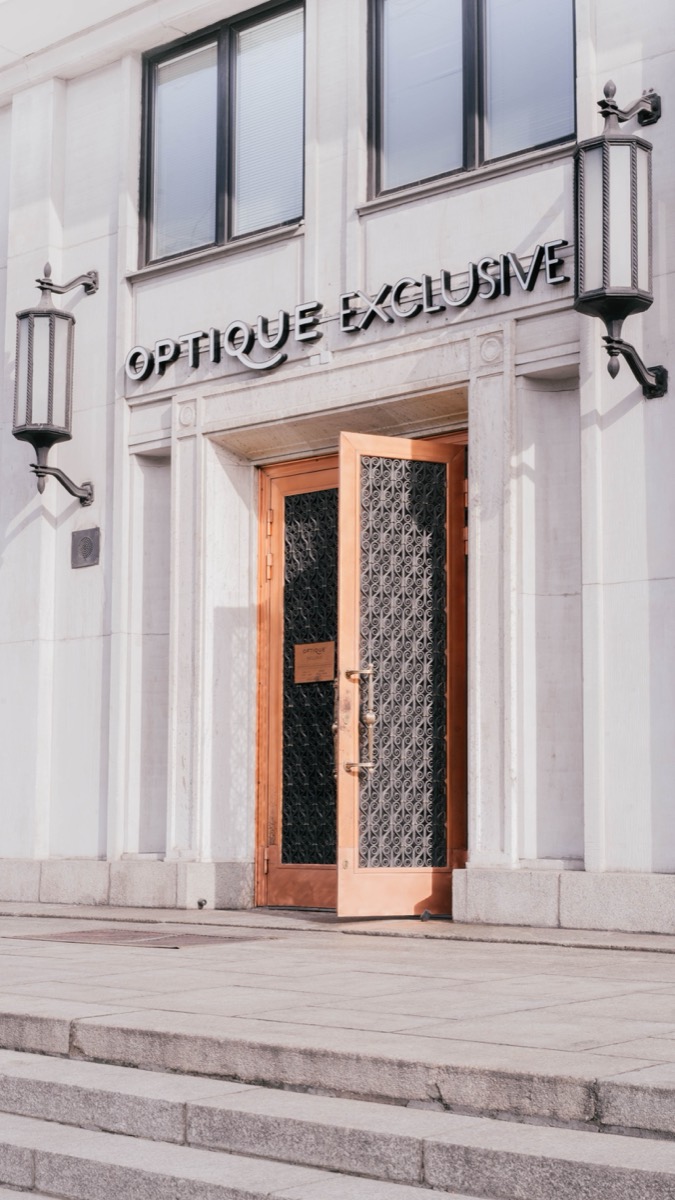 Wejście do salonu Optique Exclusive przy Nowym Świecie